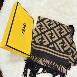 Fendi Reversible FF Logo Jacquard Scarf in Black
